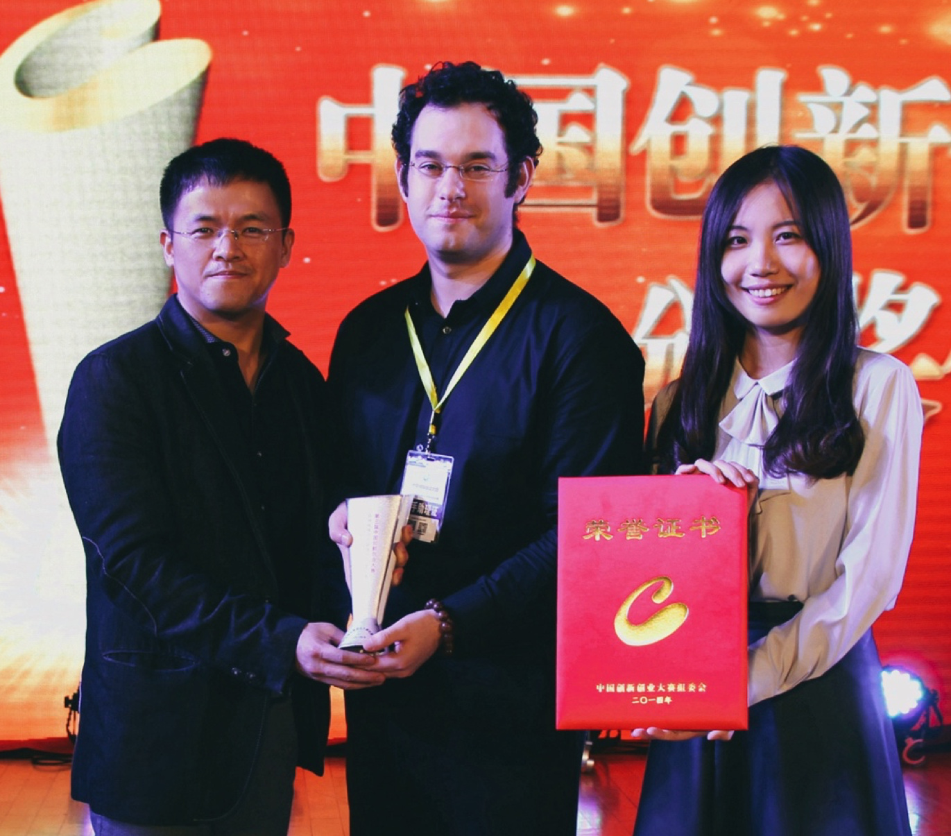 一(yī)场基于深度学习的创业,竟争夺起了(le)传统時(shí)尚的话语权 创立不久,码隆获得大奖