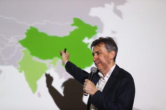 西(xī)班牙药妆品牌isdin CEO指着中國(guó)地(dì)图